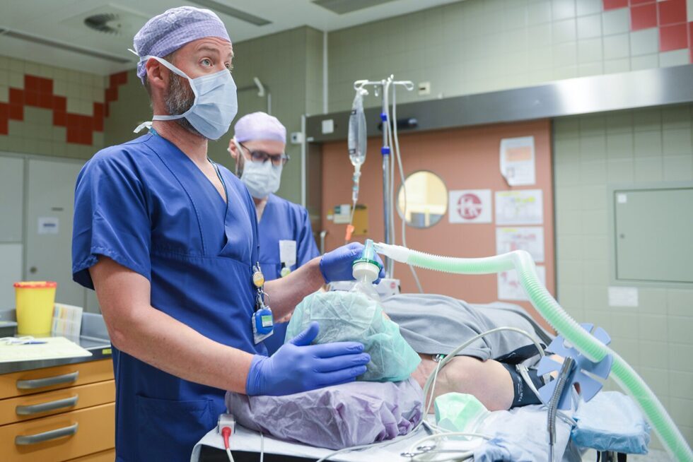 Dr. Hanusch ist mit Frau Stauber stets im Austausch und erklärt ihr Schritt für Schritt, was auf sie zukommt. Auf sie wartet jetzt der künstliche Schlaf. «Denken Sie sich an einen schönen Ort», rät ihr der Oberarzt. Nur wenige Sekunden später schläft die Patientin tief. Erst dann führt ihr der Arzt einen Schlauch (Tubus) in die Luftröhre ein. Über diesen wird sie während der Operation künstlich beatmet. 