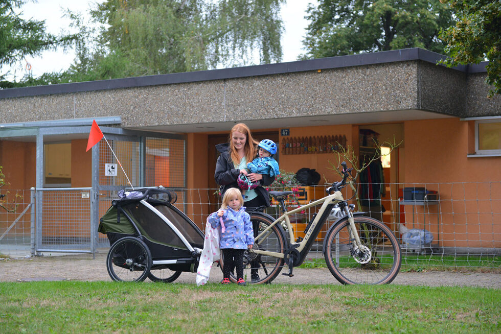 Mitarbeiterin Jasmin Keller lässt ihre beiden Kinder im «Rösligarte» betreuen. Die Krippe ist für sie mit dem Fahrrad gut zu erreichen. 