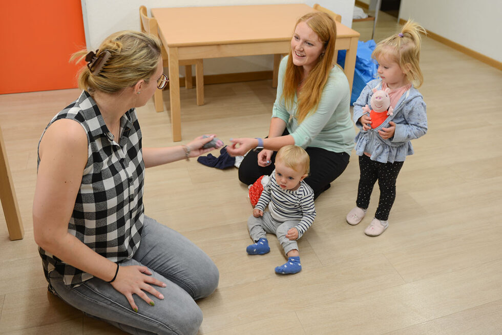 Michèle Köhl, die Leiterin der Gruppe «Chäferli», empfängt die Kinder. 