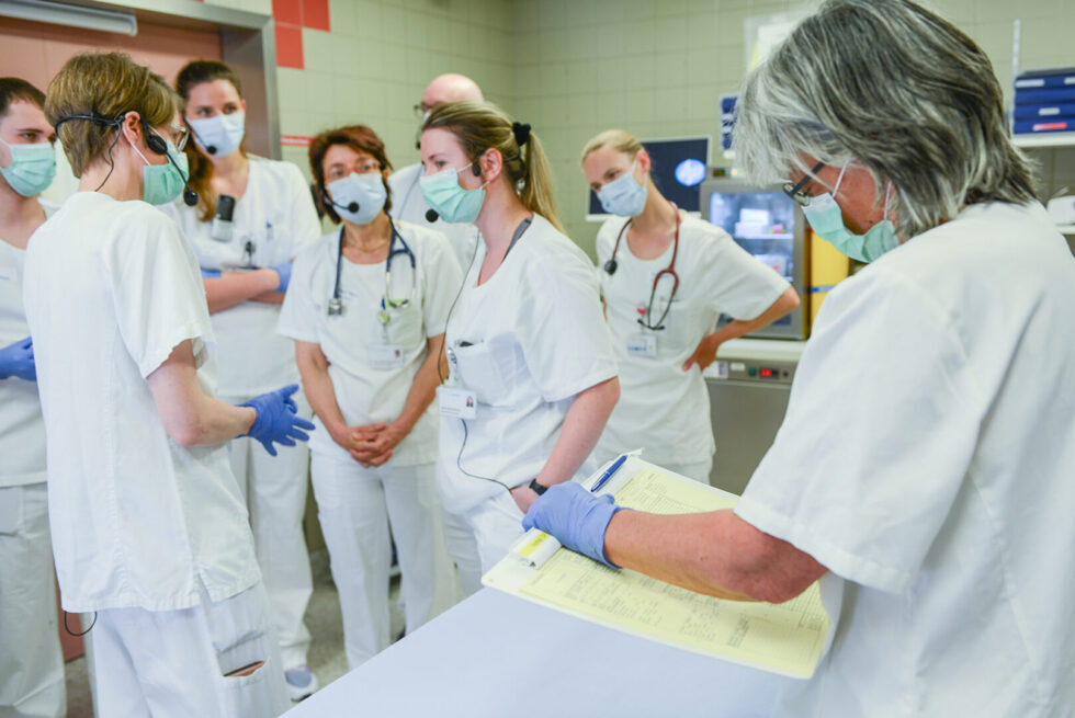 Fachpersonen aus der Notfallstation, der Anästhesie, Chirurgie, Medizin und Radiologie finden sich zur kurzen Vorbesprechung ein. 